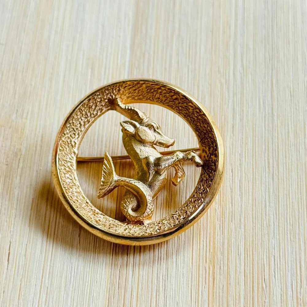 Crown Trifari VTG Capricorn Ram Zodiac Pin Brooch Signed estate Gold‎ Retro 60s
